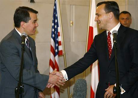 Americký vyjednava John Rood a polský ministr Sikorski