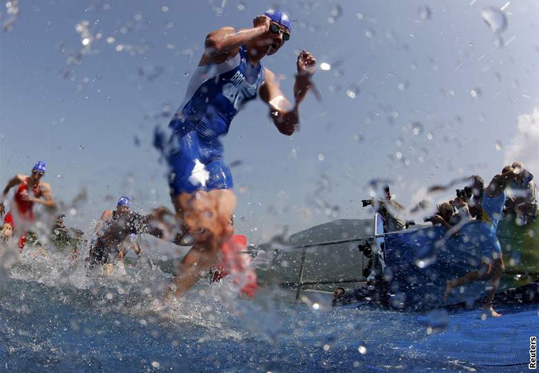 Triatlonista  Alistair Brownlee z Británie v olympijském závod