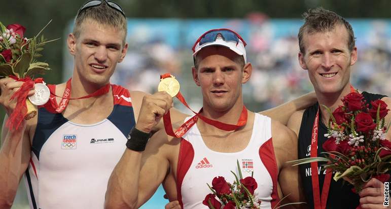 Ondej Synek (vlevo) se stíbrnou olympijskou medailí. Uprosted vítzný Tufte, vpravo Drysdale.