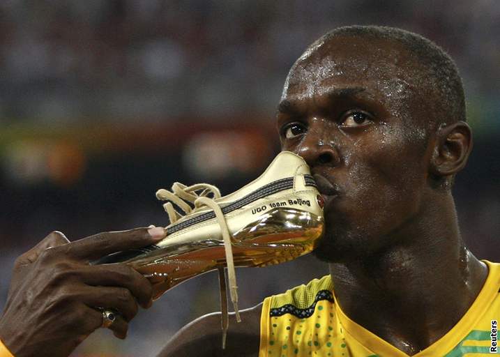 Polibek zlatých treter, v nich si Usain Bolt dobhl pro zlato a rekord