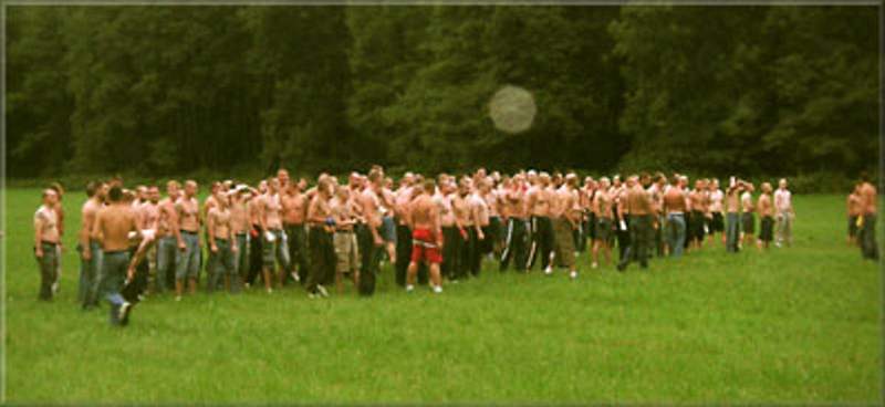 Brnntí a bratislavtí chuligáni ped bitkou s píznivci Baníku nedaleko Ostravy (16. srpen 2008)