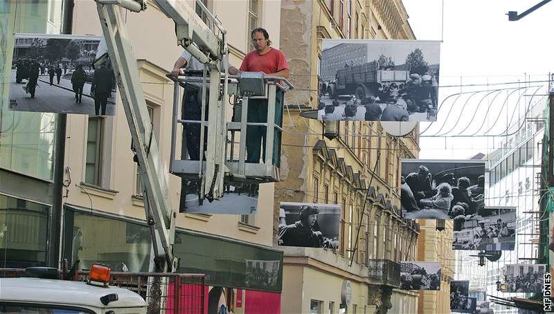 Instalace výstavy Brno, srpen 68