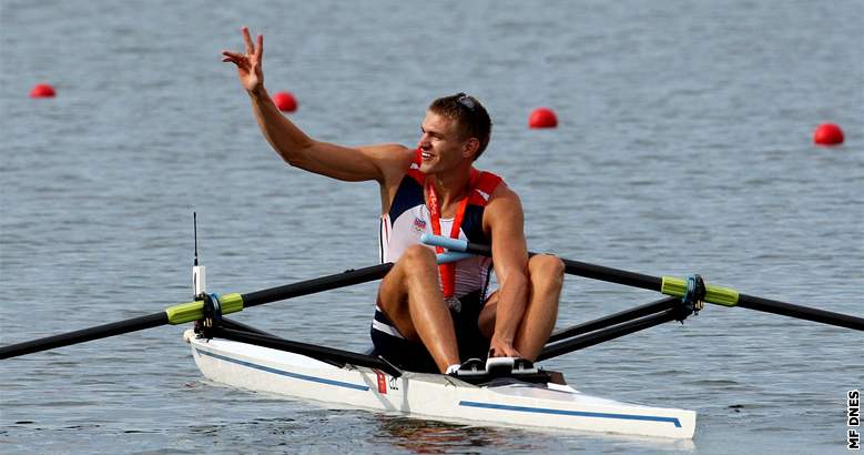 Ondej Synek (vlevo) se stíbrnou olympijskou medailí. Uprosted vítzný Tufte, vpravo Drysdale.