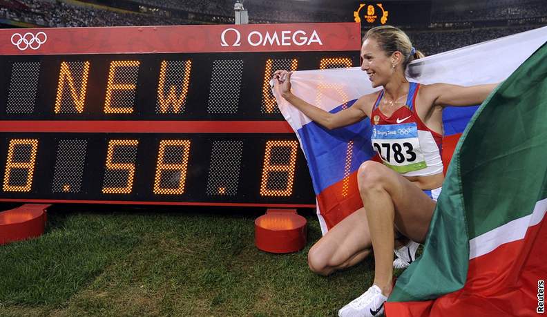 Gulnara Samitovová-Galkinová slaví zisk zlata i nový svtový rekord.