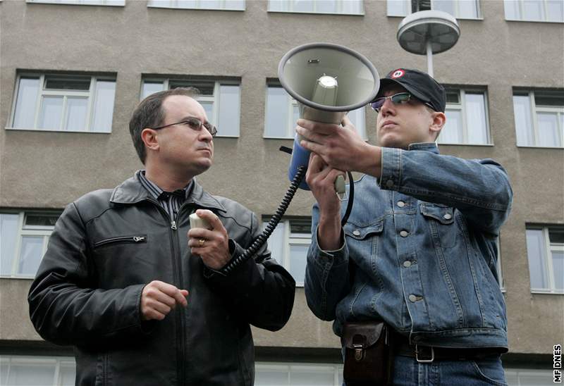 Píznivci Dlnické strany oznaují svou akci jako setkání pátel.