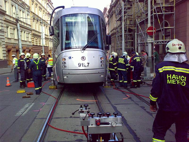 Tramvaj po nehod vykolejila. (19.8.2008)