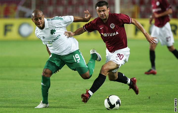 Sparta - Panathinaikos:  Kuli (vpravo) a Dos Santos