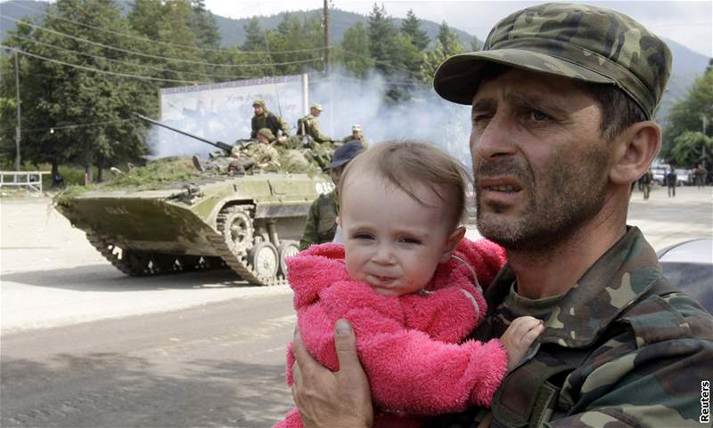 Gruzíntí vojáci evakuují jihoosetské hlavní msto Cchinvali