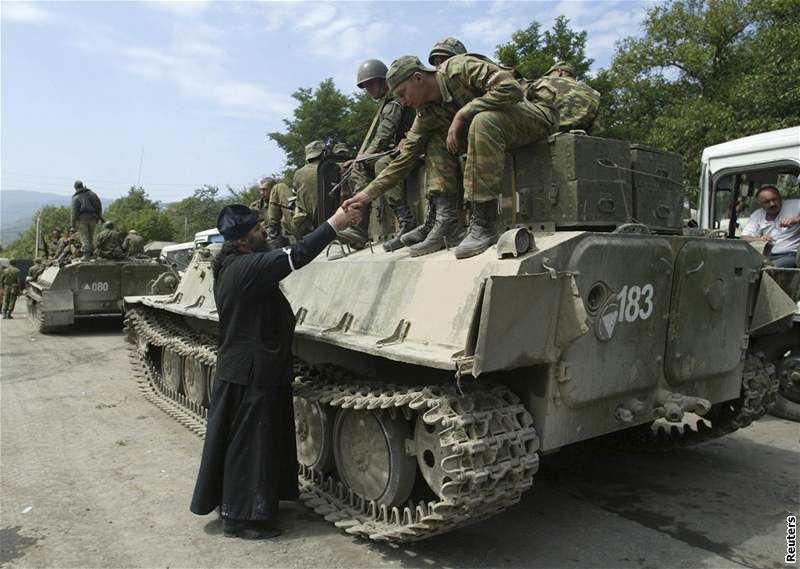 Pravoslavný knz vítá ruské vojáky v jihoosetském Cchinvali