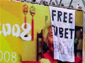 Aktivisté rozvinuli protibetský transparent u budovy �ínské televize (15. srpna 2008)