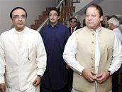 Asíf Alí Zardárí a Naváz aríf. Za nimi v modrém Bilávál Bhutto. 