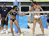 Plá�ové volejbalistky Walshová (v bílém) z USA a Brazilka  Talita