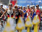 Triatlonisté v olympijském závod ped cyklistickou ástí