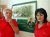 Zlatou medaili st�elce Davida Kosteleckého oslavili jeho rodi�e Bo�ena a Franti�ek na st�elnici v Holasicích