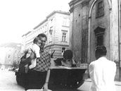Srpen 1968. Frantiek Zouhar se tymsíní dcerou v brnnských ulicích