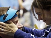 Česká střelkyně Kateřina Emmons utěšuje svého manžela Matta, který se nezvládnutou poslední položkou finále z libovolné malorážky připravil o olympijské zlato.