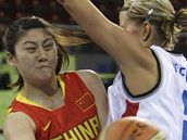 Basketbal: �esko - �ína. Ve�e�ová (vpravo)