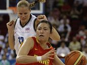 Basketbal: Česko - Čína. Mokrošová (vlevo)