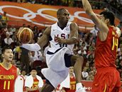 Čína - USA: Kobe Bryant (vlevo) a Wang Č'-č'