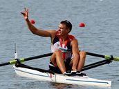 Ond�ej Synek s medailí na krku.