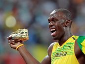 ZLATÝ. Jamajský sprinter Usain Bolt pózuje v Pekingu se svými zlatými tretrami.
