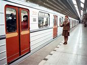 Ticet let trasy A praského metra. Dozorí na stanici Mstek