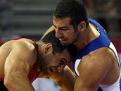 Ramaz Nozadze z Gruzie (v �erveném dresu) v osmifinálovém souboji.