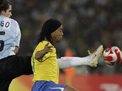 Argentina - Brazílie: Gago brání Ronaldinha (vpravo)