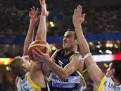 Argetina - Litva: Manu Ginobili proniká litevskou obranou