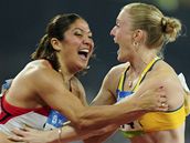 Radost Australanky Sally Mclellanové (vpravo) a Priscilly Lopesové-Schliepové z Kanady 