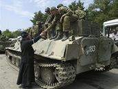 Pravoslavný knz vítá ruské vojáky v jihoosetském Cchinvali