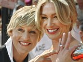 Portia De Rossi a Ellen DeGeneresová je�t� v dob�, kdy se teprve zasnoubily