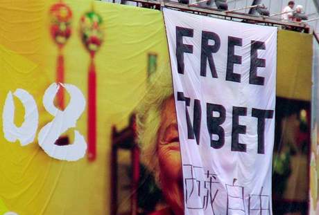 Aktivistm se podailo vyvsit transparent s nápisem Svobodný Tibet ped ínskou státní televizí. Ilustraní foto