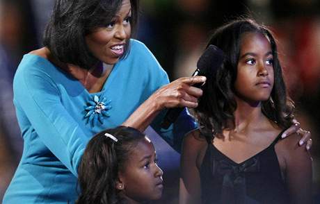 Sjezd americkch demokrat v Denveru. Michelle Obamov s dcerami (25. srpna 2008)