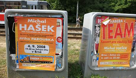 erný výlep plakát hejtmanského kandidáta Michala Haka (SSD) v Brn