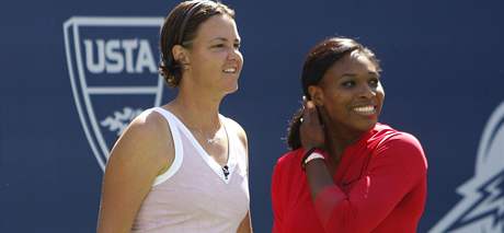 Lindsay Davenportová (vlevo) spolu se Serenou Williamsovou ped US Open 2008
