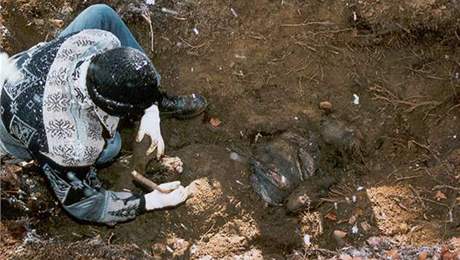 Tla Jiího Munzara a jeho 22leté pítelkyn nala policie zakopaná v lese na umpersku.