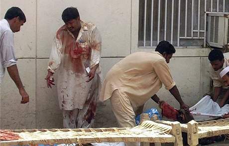 Sebevraedných útok v Pákistánu po nedávné klidnjí dob opt pibývá. Snímek z úterý 19. srpna je z útoku v nemocnici, pi kterém zemelo 27 lidí.