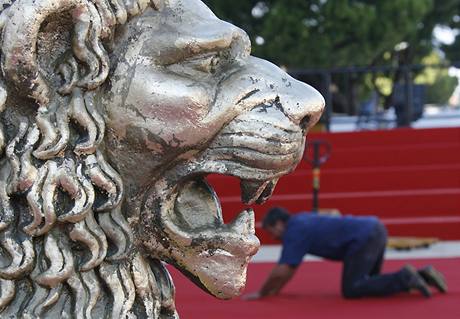 Ppravy na filmov festival v Bentkch, jeho symbolem je Zlat lev