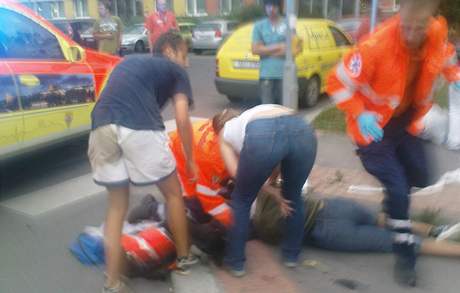 V prask Novodvorsk ulici se srazilo auto s motorkou, jej idi nepeil