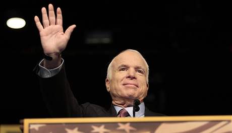 John McCain oznámil, e kvli krizi pozastavuje pedvolební kampa.