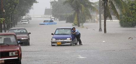 V kubánské metropoli Havan se tropická boue Gustav ji ohlásila. Pívalové det zpsobily lokální záplavy.