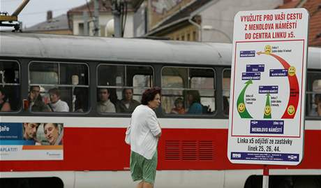 Jete linkou x5, vyzývá nová tabule na Mendlov námstí cestující