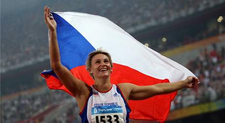 Takhle se radovala Barbora �pot�kov� po zisku zlat� medaile na olympi�d� v Pekingu. Bude se radovat i v Berl�n�?
