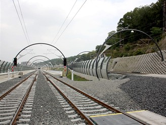 Nové spojení - koleje ústí do východních portálů tunelů