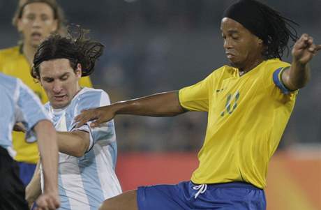 LETOS SE ASI NESTETNOU. Do Jiní Afriky poletí pravdpodobn jen argentinská hvzda Lionel Messi (vlevo),  Ronaldinho se nejspí do brazilské záloní ady nezapojí.