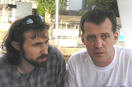 Básníci Ivan Petlan (vlevo) s Norbertem Holubem na brnnské Lodi literát