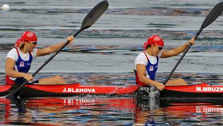 Deblkajak Jana Blahová (vlevo), Michala Mrzková v olympijském finále