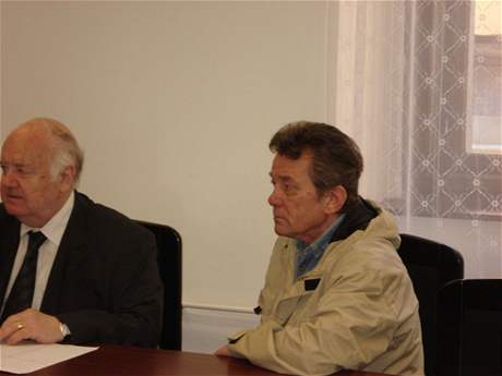 Jaroslav Kuela (vpravo) se svým obhájcem Jaroslavem Krkem u plzeského soudu