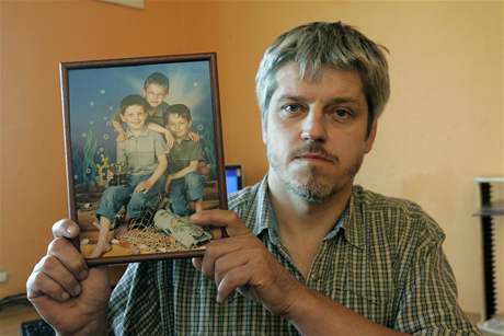 Frantiek Peka s fotografií svých tí syn
